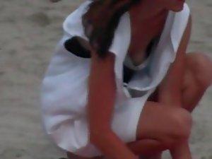 Peeping under a crouching girl's blouse Picture 1