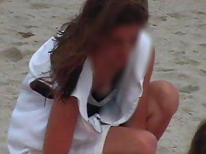 Peeping under a crouching girl's blouse Picture 4