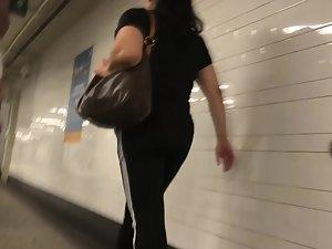 Seductive look of curvy girl in subway train Picture 6