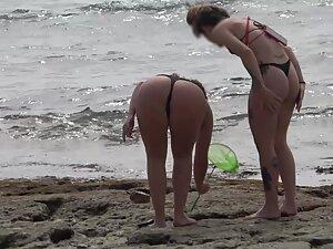 Sexy girls spotted while gathering seashells Picture 5