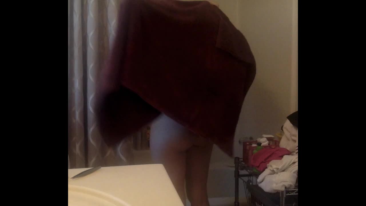 Brother spying on sisters big ass in bathroom