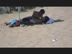 Couple making out on the beach Picture 4