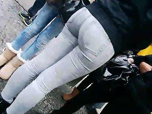 Bad voyeur spotted by two teen girls Picture 3