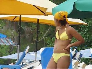 Dark girl in a yellow bikini Picture 5