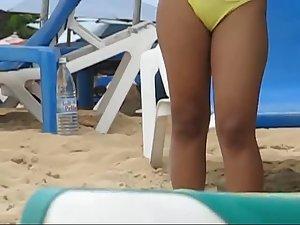 Dark girl in a yellow bikini Picture 7