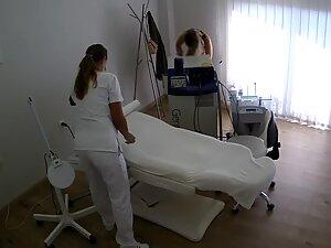 Spying on curvy girl during depilation Picture 7