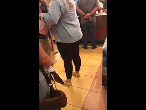 Inspecting a hot ass in jeans while waiting Picture 3