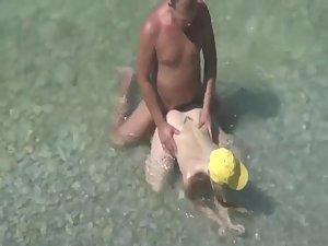 Spying on doggy style sex in the water Picture 5