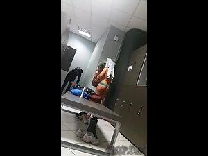 Spying on fit sexy milf in the gym locker room Picture 7