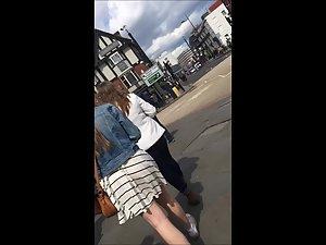 Wind accidentally shows teen ass in upskirt Picture 5
