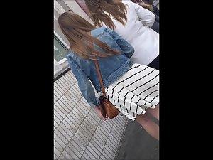 Wind accidentally shows teen ass in upskirt Picture 8