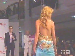 Model girl lost her dress on a catwalk Picture 2