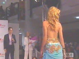 Model girl lost her dress on a catwalk Picture 3