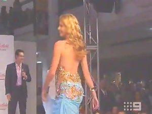Model girl lost her dress on a catwalk Picture 4