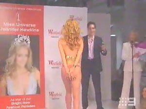 Model girl lost her dress on a catwalk Picture 6