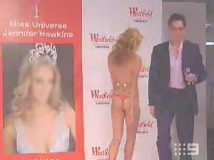 Model girl lost her dress on a catwalk Picture 7