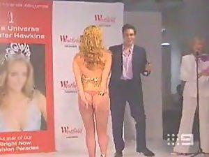 Model girl lost her dress on a catwalk