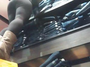 Sexy clothing store attendant Picture 7