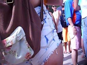 Voyeur got real close to her buttocks Picture 2