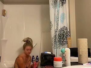Spying on naked sister bathing and texting Picture 6
