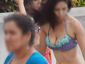 Hot teens do selfies on the beach Picture 6