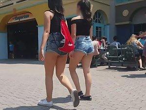 Sweet teen friends in matching outfits Picture 3