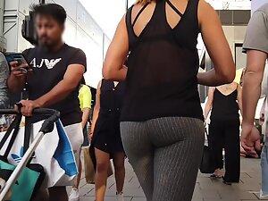 Soft butt cheeks wiggle in tight leggings Picture 1