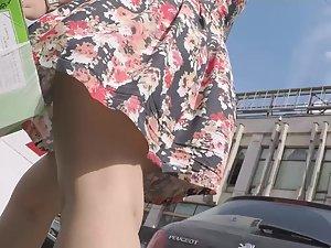 Upskirt of a distracted girl on the street Picture 2