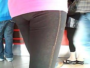 Waiting behind a butt in tight pants Picture 1