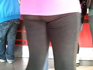 Waiting behind a butt in tight pants Picture 3