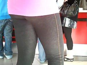 Waiting behind a butt in tight pants Picture 4