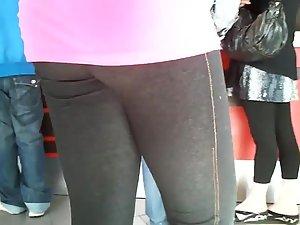 Waiting behind a butt in tight pants Picture 7