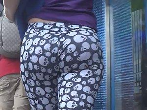 Dangerous ass with skulls on tights