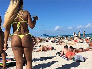 Group of ebony girls with big tattooed butts Picture 4