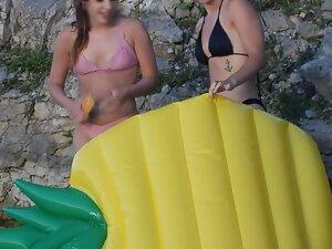 Hot friends making sexy photos in the water Picture 1