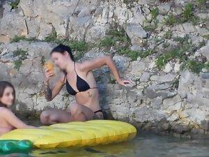 Hot friends making sexy photos in the water Picture 3