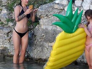 Hot friends making sexy photos in the water Picture 4