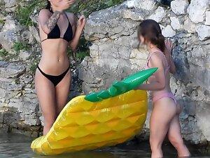 Hot friends making sexy photos in the water Picture 5