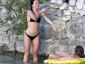 Hot friends making sexy photos in the water Picture 7