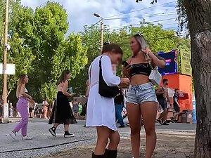 Thick blonde in shorts followed around at festival Picture 1