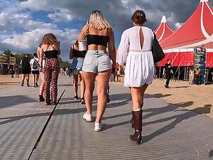 Thick blonde in shorts followed around at festival Picture 2
