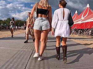 Thick blonde in shorts followed around at festival Picture 3