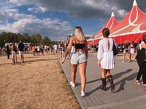 Thick blonde in shorts followed around at festival Picture 4