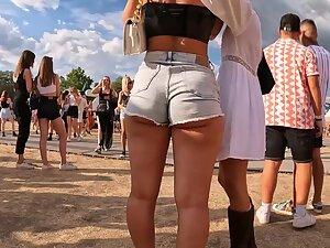 Thick blonde in shorts followed around at festival Picture 5