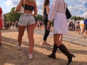 Thick blonde in shorts followed around at festival Picture 6