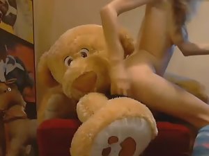 Sexy babe gets fucked by a teddy bear Picture 7