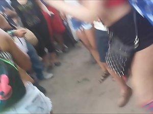 Party girl shakes her ass and the crowd cheers Picture 4