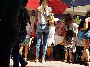 Sexy milf got amazing ass in jeans Picture 1