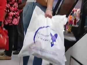 Sexy milf got amazing ass in jeans Picture 2