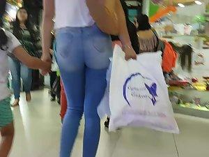 Sexy milf got amazing ass in jeans Picture 3